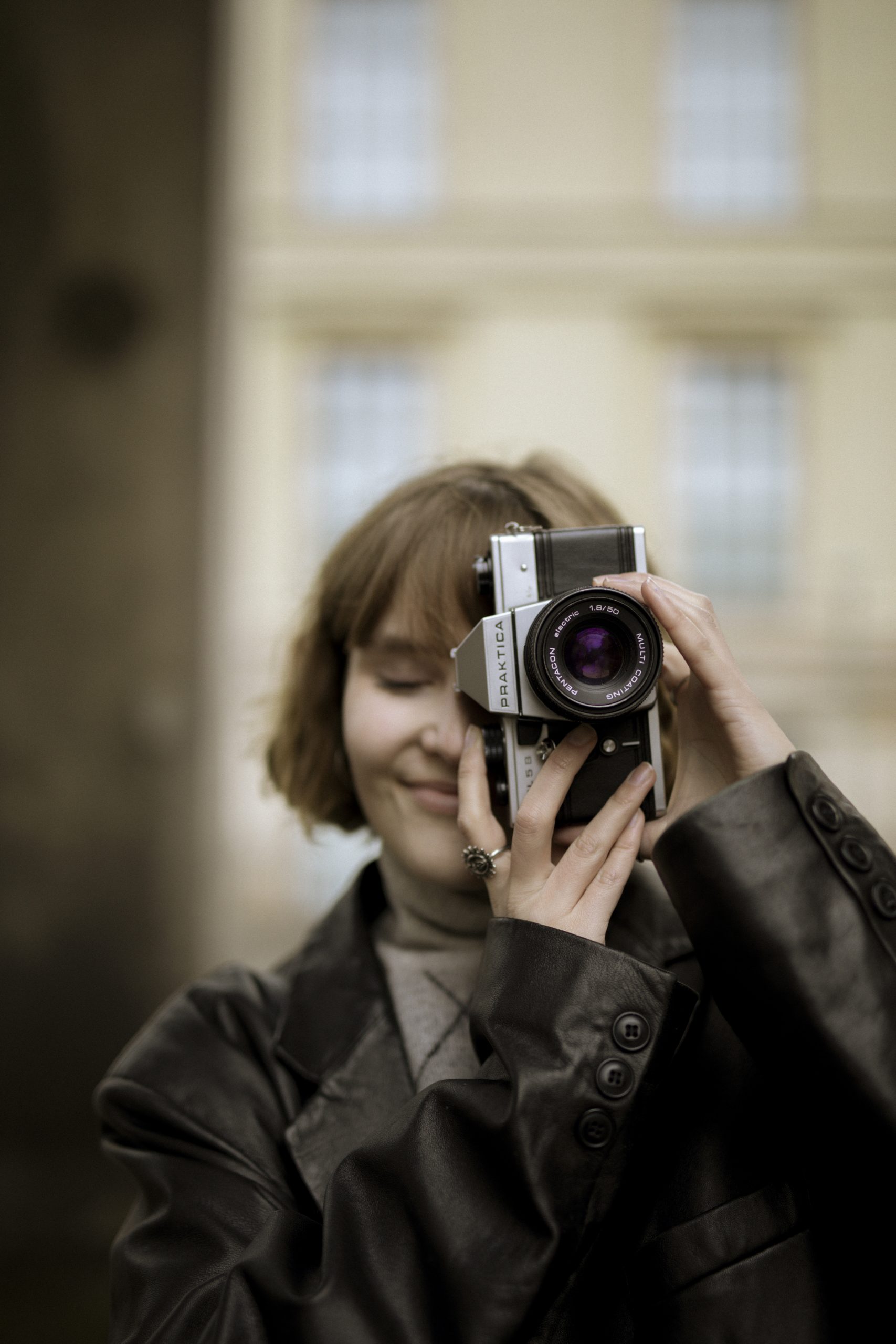 Frau mit analog Kamera