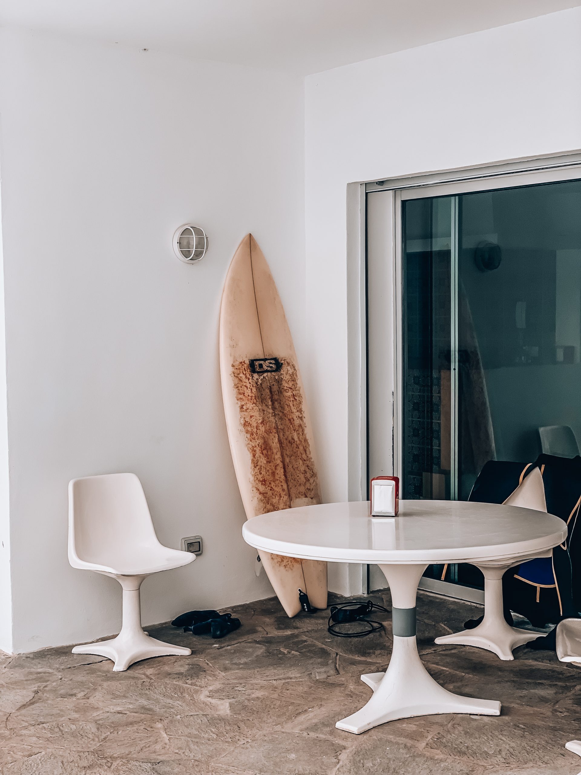 Hostel mit Surfboard
