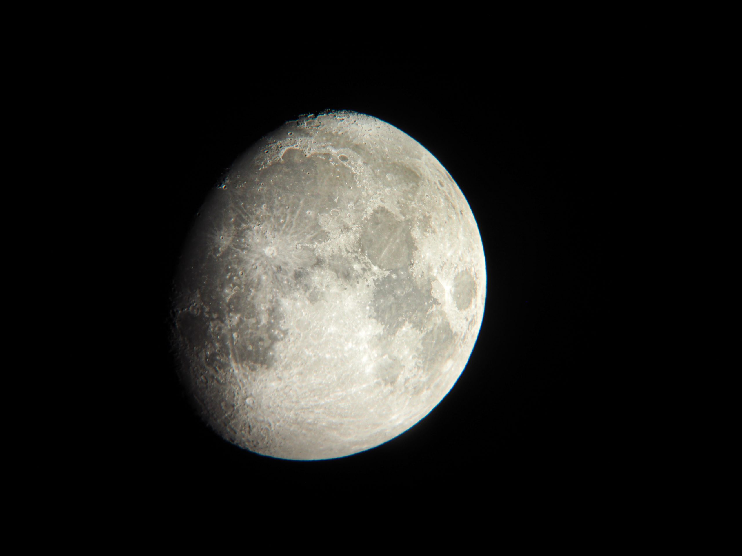 Mond mit Teleskop aufgenommen