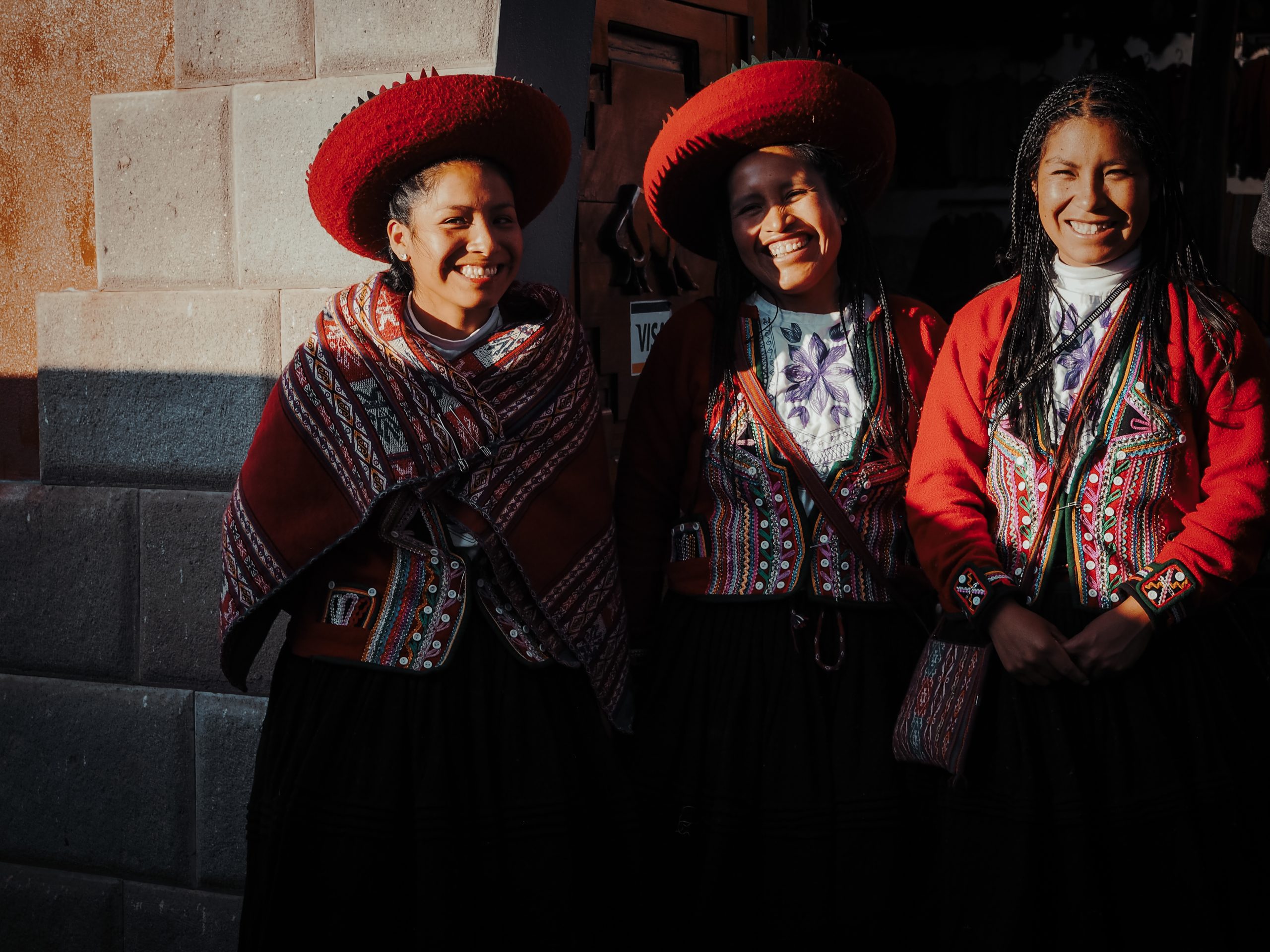Frauen aus Peru mit bunten Kleidern