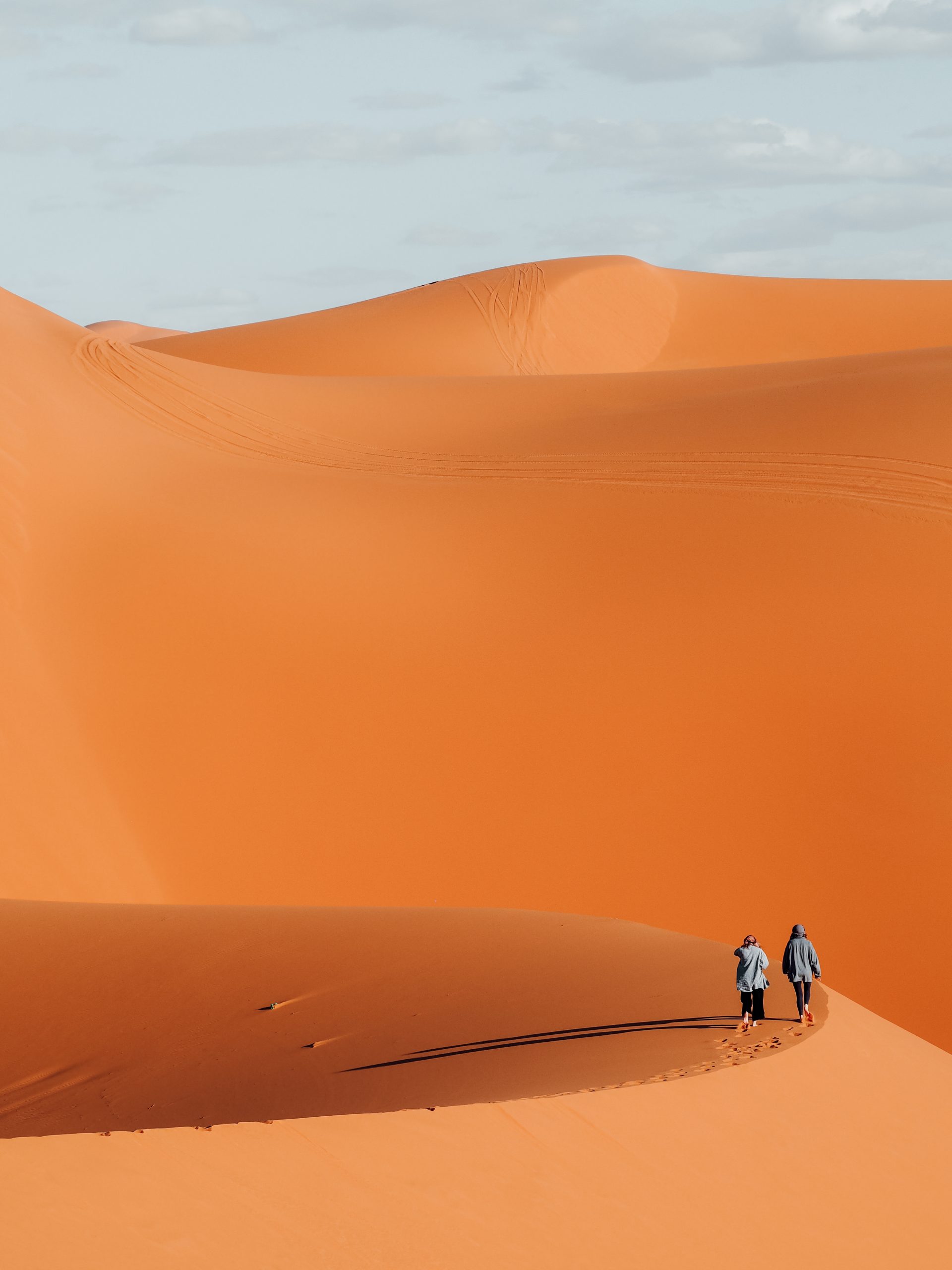Zwei Mädchen in der Wüste
