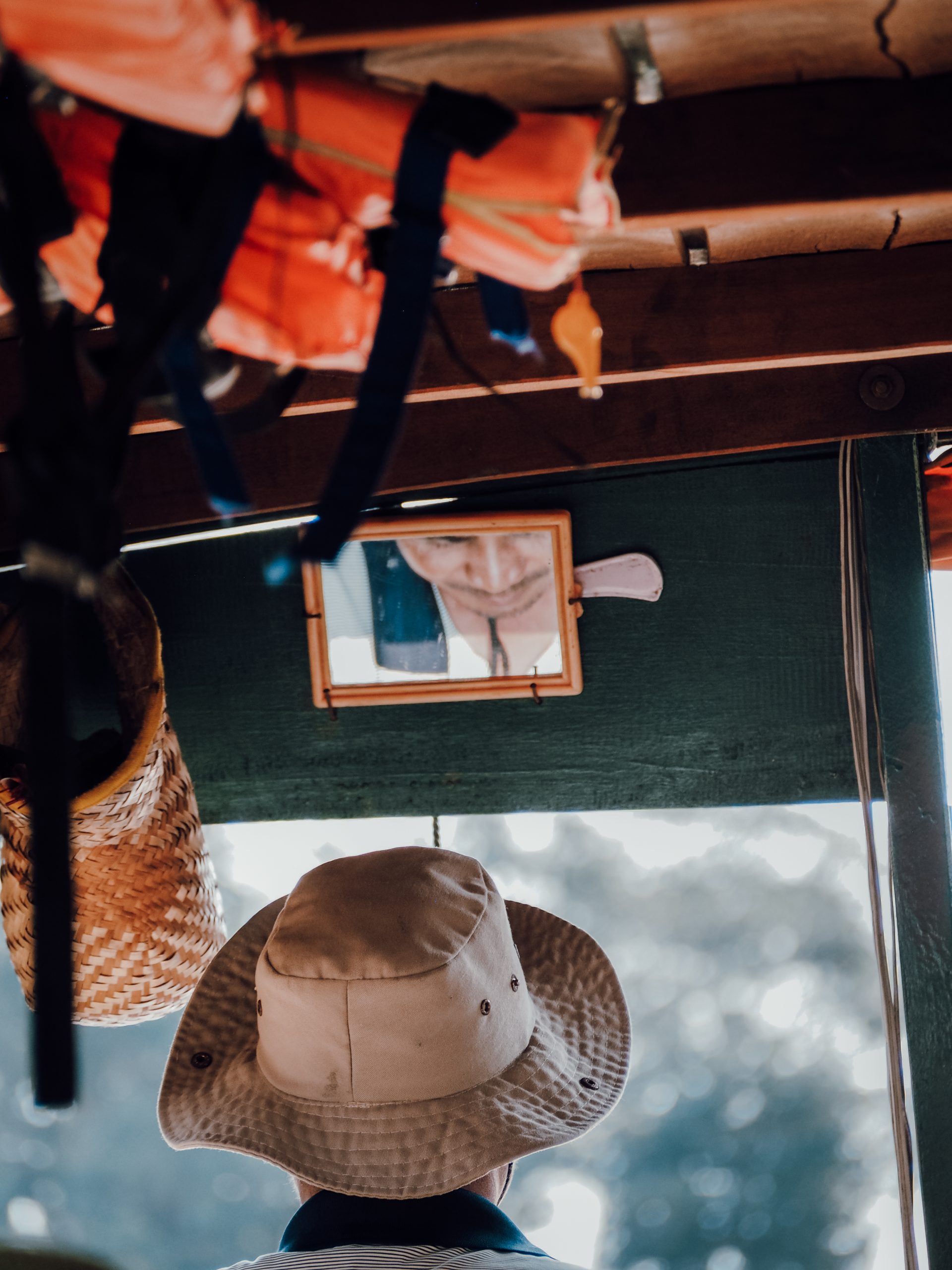 Spiegelbild von Mann auf einem Boot