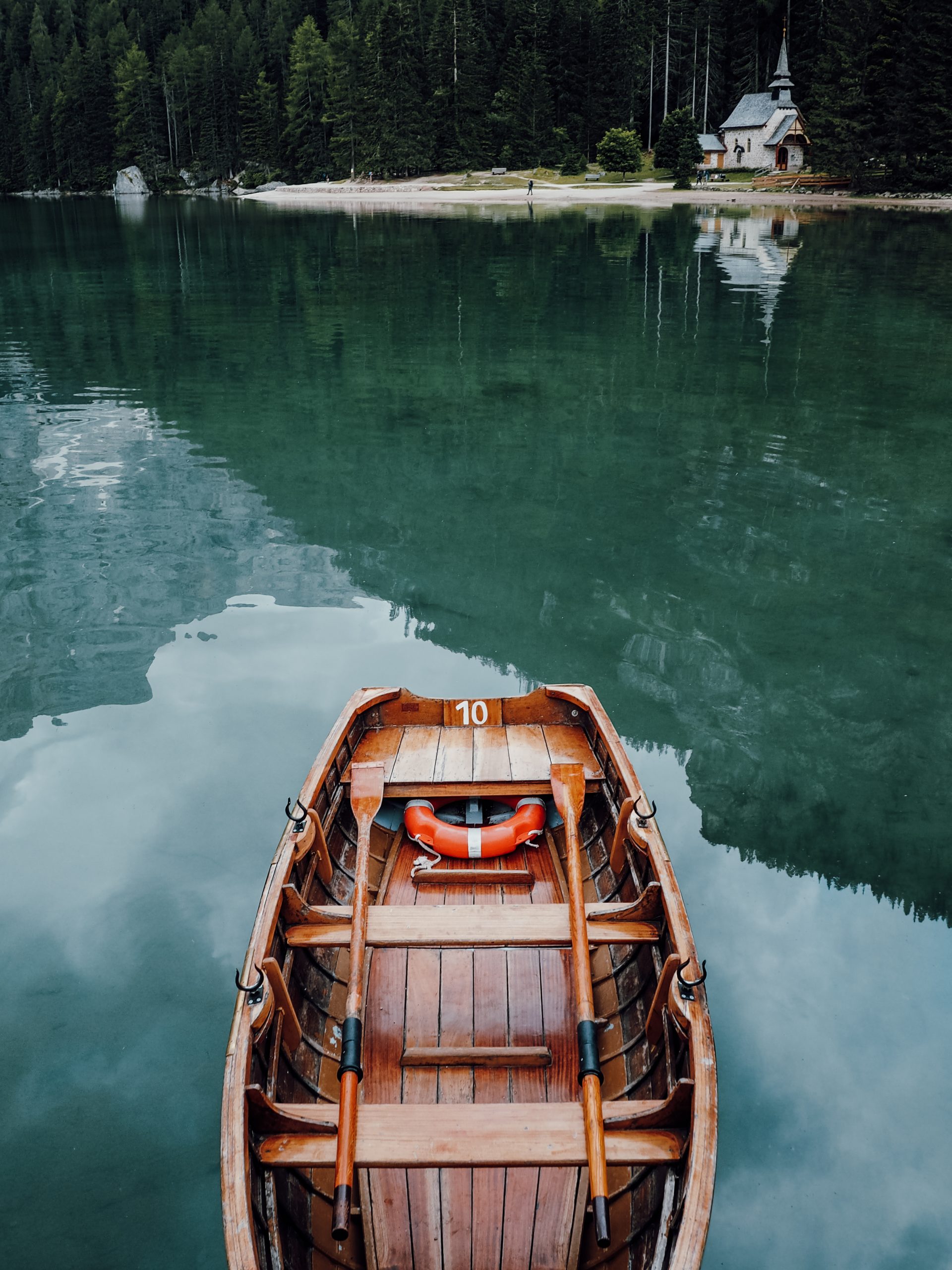 Boot auf blauen See